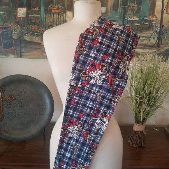 Flowers on plaid - Picture 2 of 3